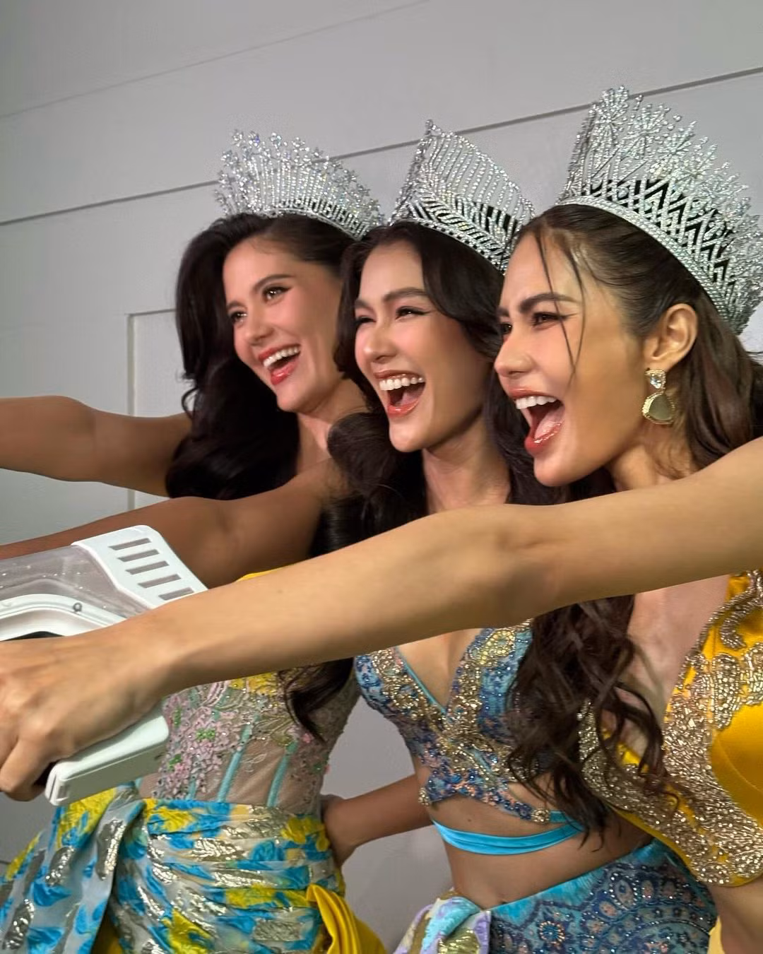 Hoa hậu Hoàn vũ Thái Lan 2021 Anchilee Scott-Kemmis cũng tham dự lễ hội. Cô diện váy cúp ngực gợi cảm.