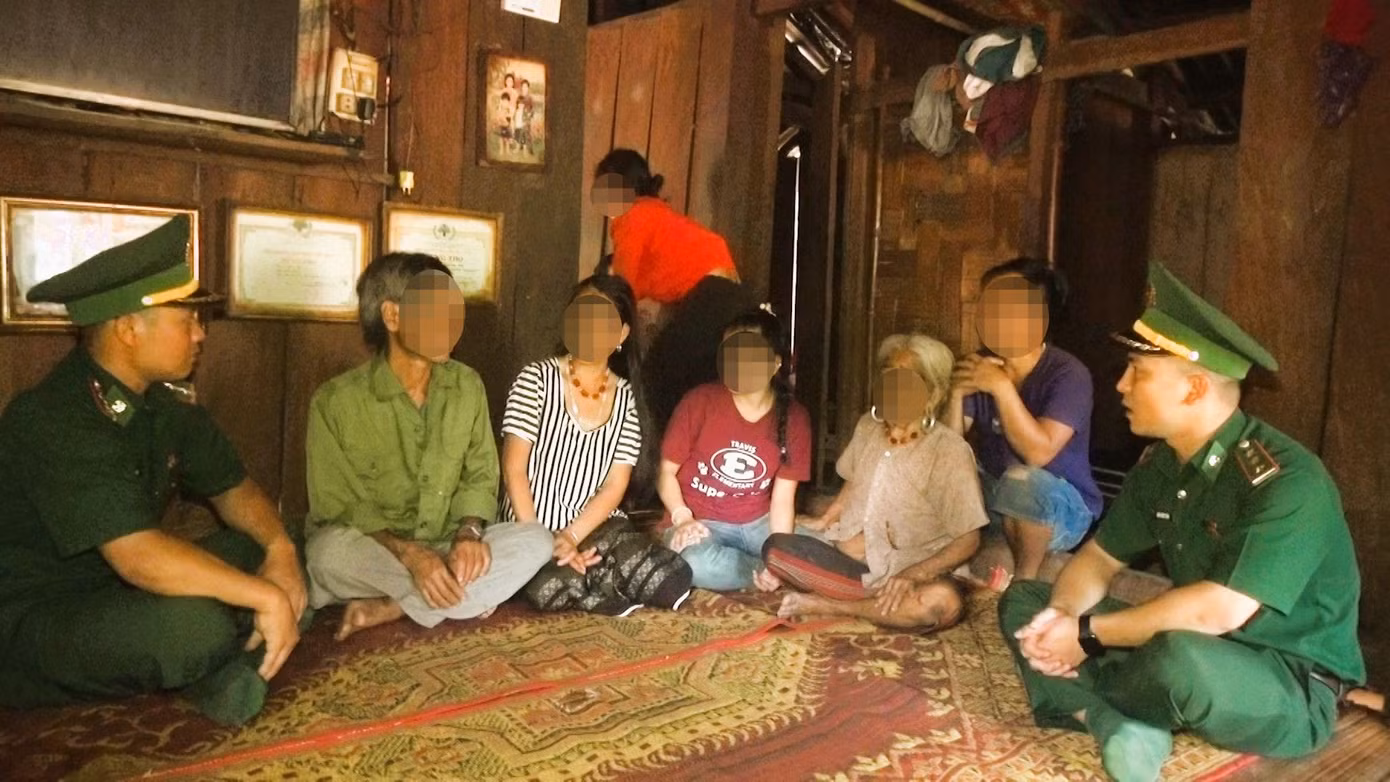 Bộ đội Biên phòng tỉnh Quảng Trị đưa H.T.T. về đoàn tụ cùng gia đình. Ảnh: Mạnh Hùng
