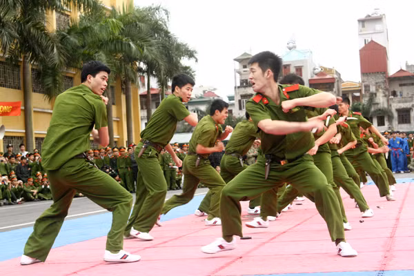 Bình tĩnh, dũng cảm trước tình huống đối phương sử dụng vũ khí tấn công