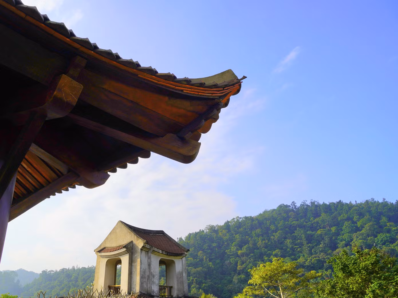 Các đường nét chính mà quần thể công trình được kế thừa từ tháp tổ bao gồm cổng, cửa cuốn vòm, bức tường dày, được vuốt cao lên ở hai bên, mái ngắn lợp ngói mũi sen sẫm màu, các đường phào chỉ dọc theo riềm mái.
