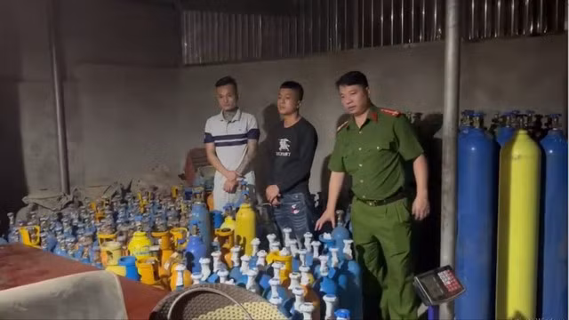 Hơn 200 bình khí cười bị lực lượng công an thu giữ.