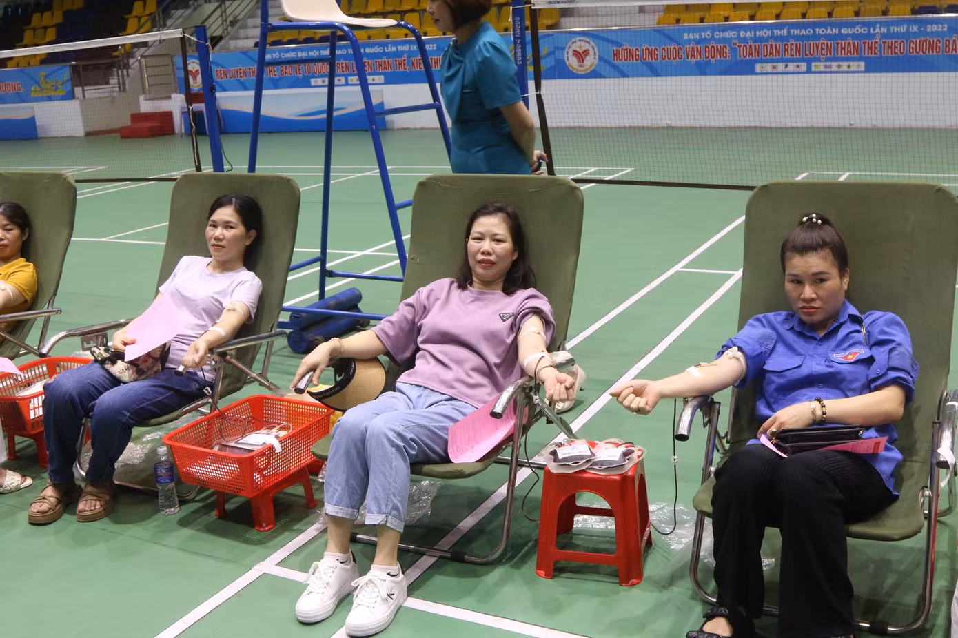 Hàng trăm đơn vị máu được tiếp nhận qua chương trình hiến máu tình nguyện.