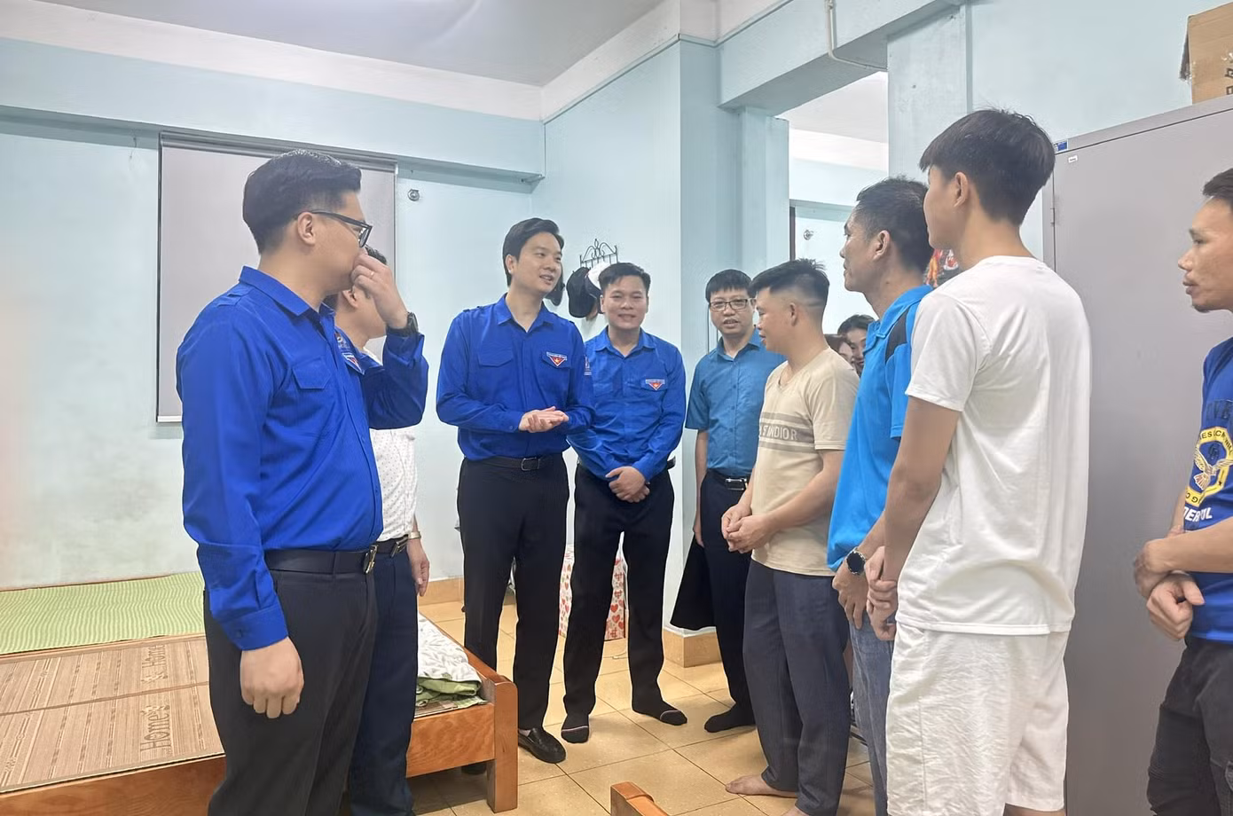 Đại diện tỉnh đoàn thăm hỏi động viên đời sống công nhân Công ty than Hà Lầm.