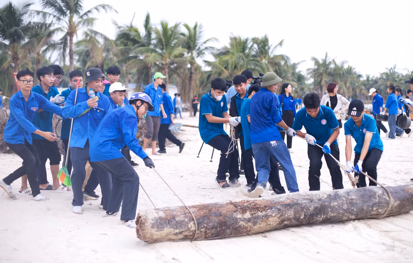 Trong đợt này, Thành Đoàn Hạ Long đã đầu tư 2 máy cưa, mua sắm hàng nghìn đôi găng tay, xẻng, chổi, áo mưa phục vụ cho một số đội hình ra quân làm sạch môi trường.