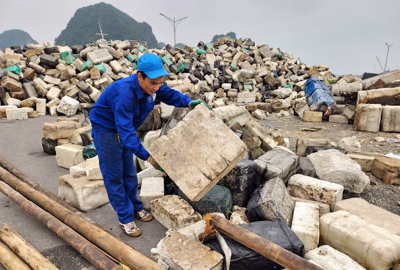 Một nhân viên thu gom rác tại đây cho biết, rác quá nhiều, mỗi ngày có khoảng 15 chuyến xe liên tục vận chuyển rác về nhà máy. Trước đây mỗi ngày chỉ có một chuyến nhưng số lượng rác cần xử lý không đáng kể.