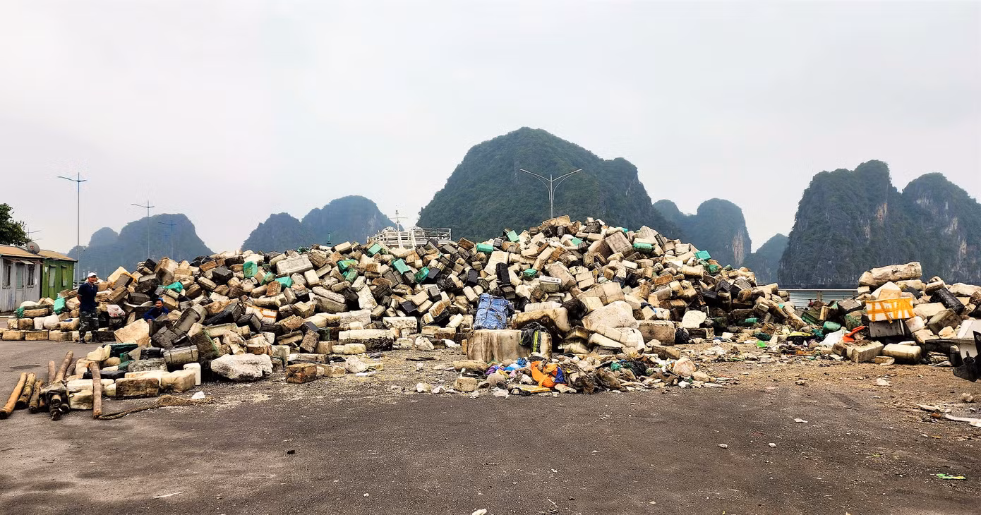 Tại khu vực bến Đoan, phường Hòn Gai, TP. Hạ Long đang xuất hiện hàng núi rác được tập kết chờ công ty môi trường xử lý.
