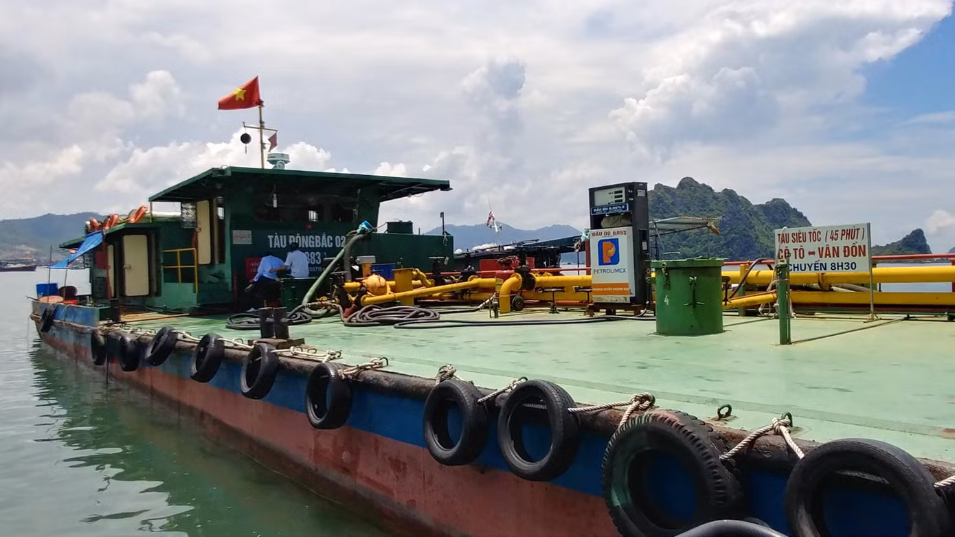 Hai trạm bơm dầu di động trên biển Vân Đồn thông báo hết dầu từ đêm 1/11.