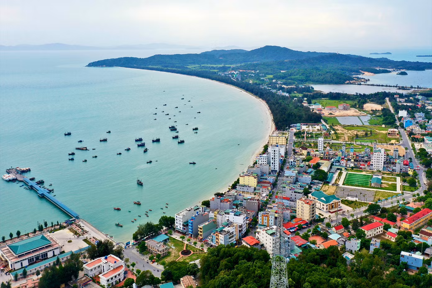 UBND huyện Cô Tô khuyến cáo du khách không đặt tour đi đảo của những cá nhân tổ chức tour tự phát. UBND huyện Cô Tô khuyến cáo du khách không đặt tour đi đảo của những cá nhân tổ chức tour tự phát.