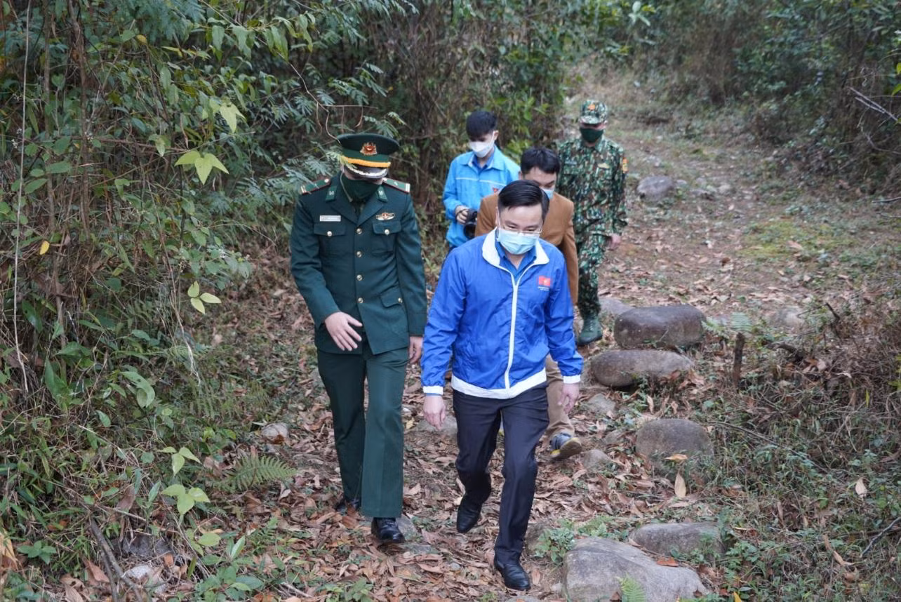 Đây là đồn biên phòng có đường biên giới giáp với Trung Quốc, thời gian vừa qua, hàng loạt chốt kiểm soát dịch COVID-19 đã được lập dọc biên giới. Vì nhiệm vụ chung, nhiều chiến sĩ nhiều tháng chưa được về thăm gia đình.