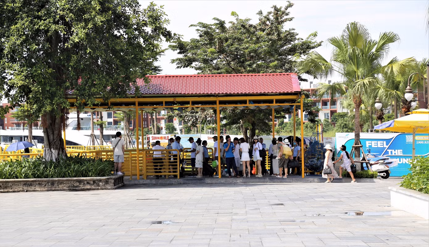 Thời tiết Hạ Long sáng nay khá đẹp, trời nắng dịu nhưng không oi như những ngày trước đó.