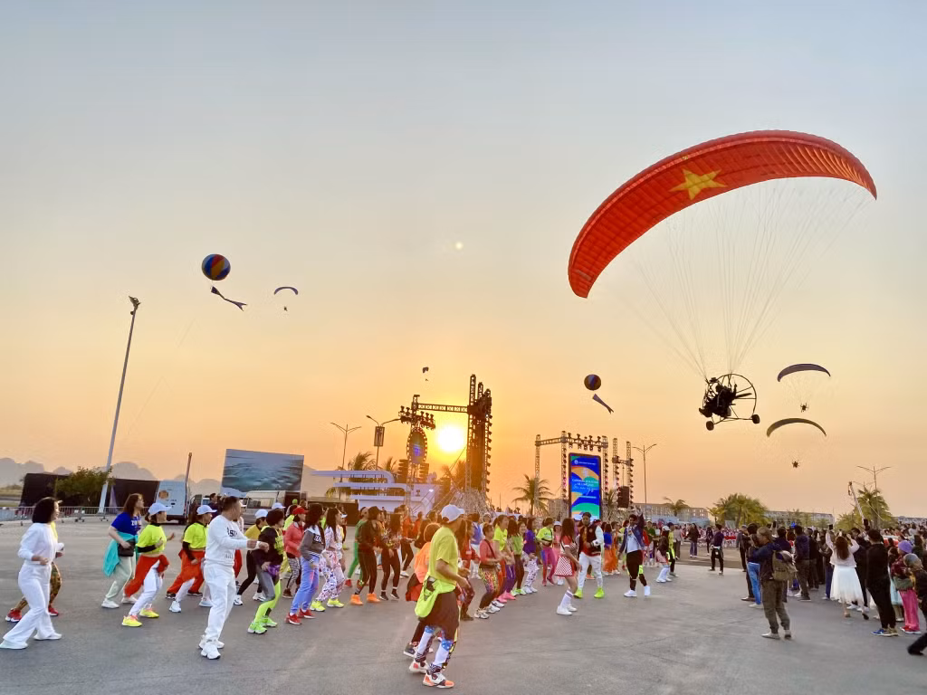 Tối 24/12, tại khu du lịch đảo Tuần Châu, TP Hạ Long (Quảng Ninh) đã diễn ra lễ hội Carnaval mùa đông Hạ Long 2022.