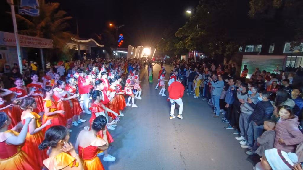 Người dân, du khách đổ về tuyến đường diễu hành, hòa cùng niềm vui và không khí sôi động của đoàn carnaval.