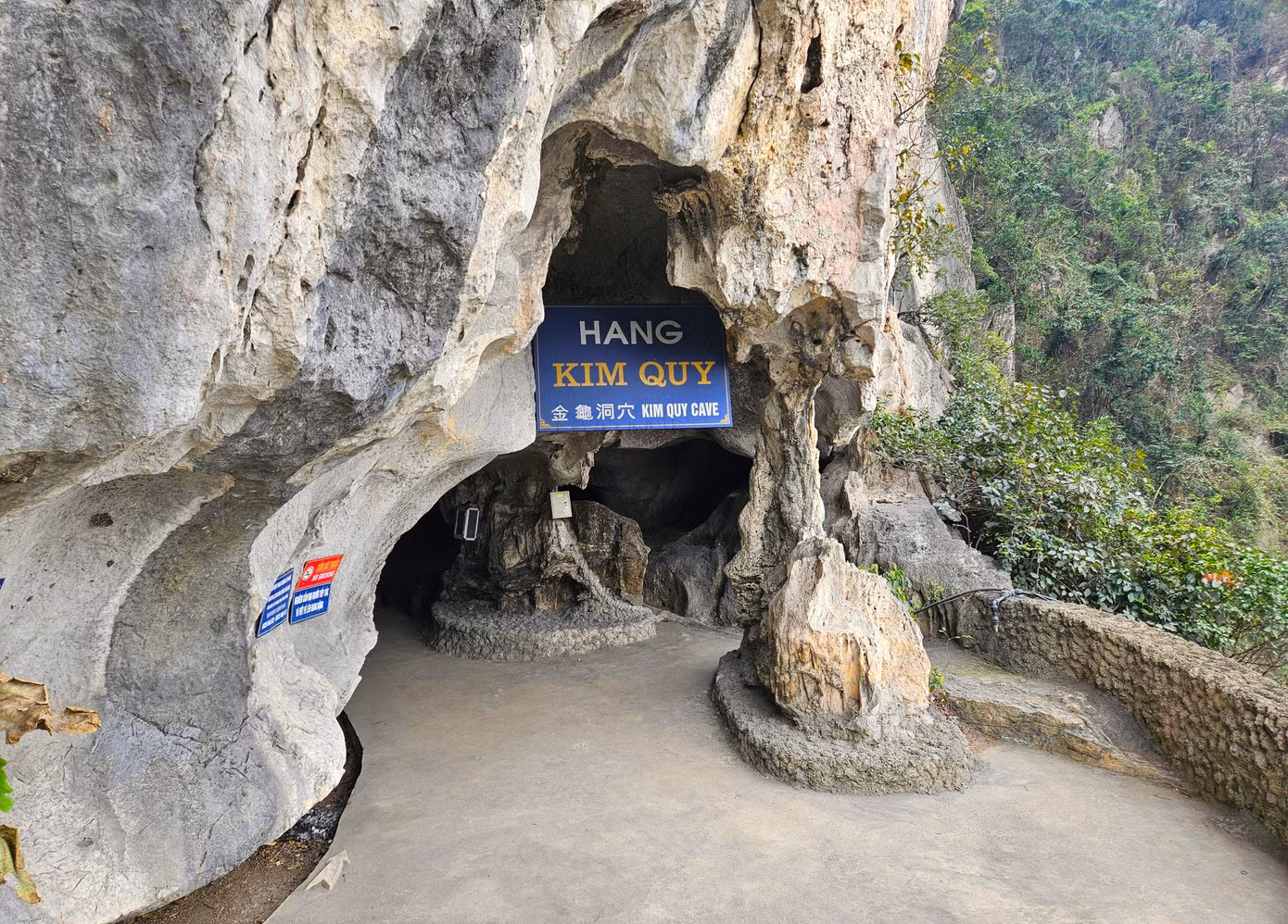 Sau khi khám phá động Long Vân sẽ đến hang Kim Quy thuộc mặt sau của núi Bàn Cờ.