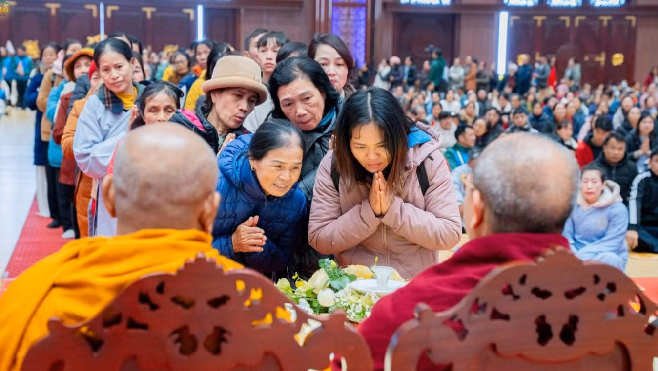 Hàng vạn người đã đến chùa Ba Vàng chiêm bái vật thể lạ. Hàng vạn người đã đến chùa Ba Vàng chiêm bái vật thể lạ.