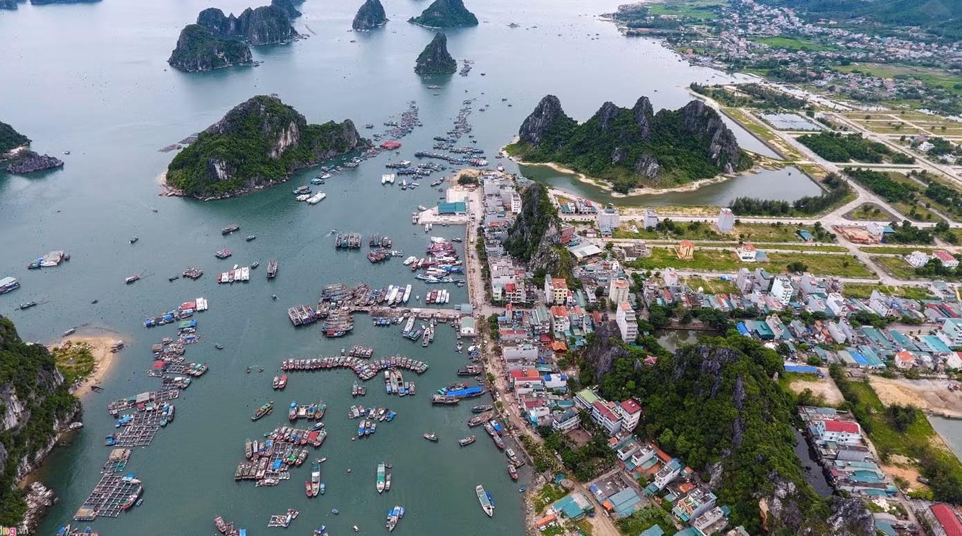 Cảng Cái Rồng, huyện Vân Đồn.