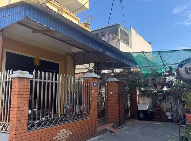 Lực lượng chức năng tiến hành khám xét nhà của Bùi Đình Khánh và phát hiện thêm 9 bánh heroin tại đây.