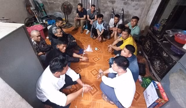 14 con bạc bị bắt quả tang khi đang đánh bạc bằng hình thức xóc đĩa.