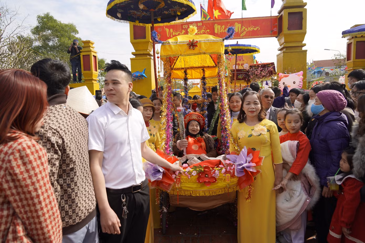 Lúc đầu tất cả sinh sống trên thuyền bằng nghề đánh bắt tôm cá, dãi chài. Vào một đêm khi lên trú ở một gò nổi của bãi triều, nghe thấy tiếng ếch nhái kêu, biết nơi này có nước ngọt, các vị Tiên Công đã cùng gia đình quyết định dừng lại khẩn đất đai, cải tạo thành ruộng lúa, lập làng.