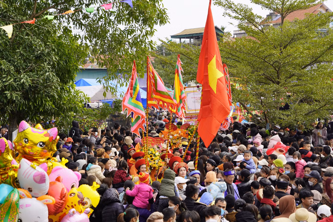 Lễ hội rước người thượng thọ lên miếu Tiên Công được tổ chức bắt đầu từ mùng Bốn đến mùng Bảy tháng Giêng hằng năm tại miếu Tiên Công, vùng đảo Hà Nam, xã Cẩm La, TX. Quảng Yên, tỉnh Quảng Ninh.