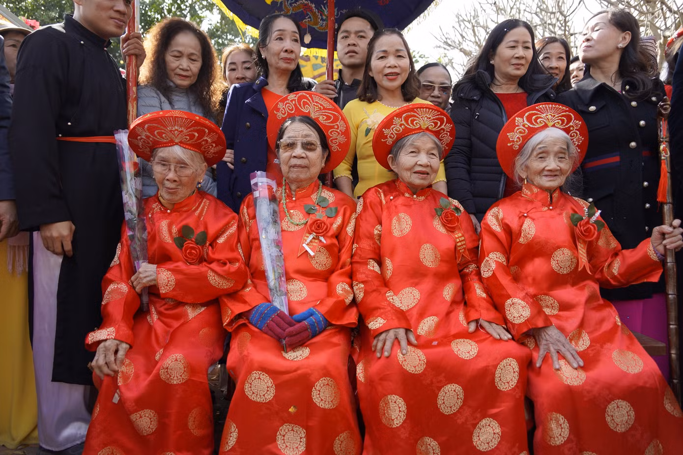 Nhiều dòng họ, gia đình có từ 3 đến 4 Cụ thượng trên 80 tuổi. Những dòng họ nào có càng nhiều Cụ thượng chứng tỏ dòng họ, gia đình đó có nhiều may mắn, phúc đức...