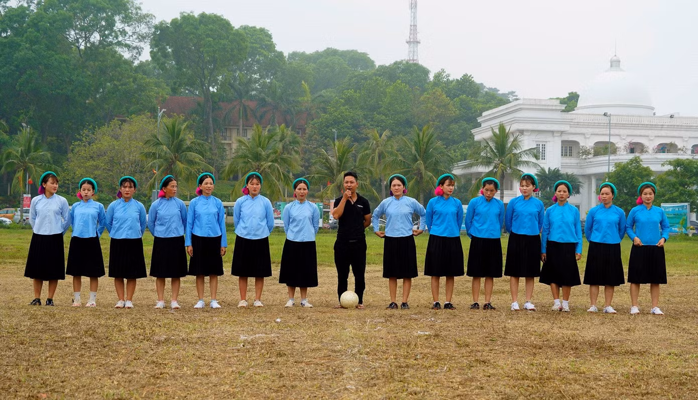 Các nữ cầu thủ ra sân với bộ trang phục truyền thống của dân tộc mình.