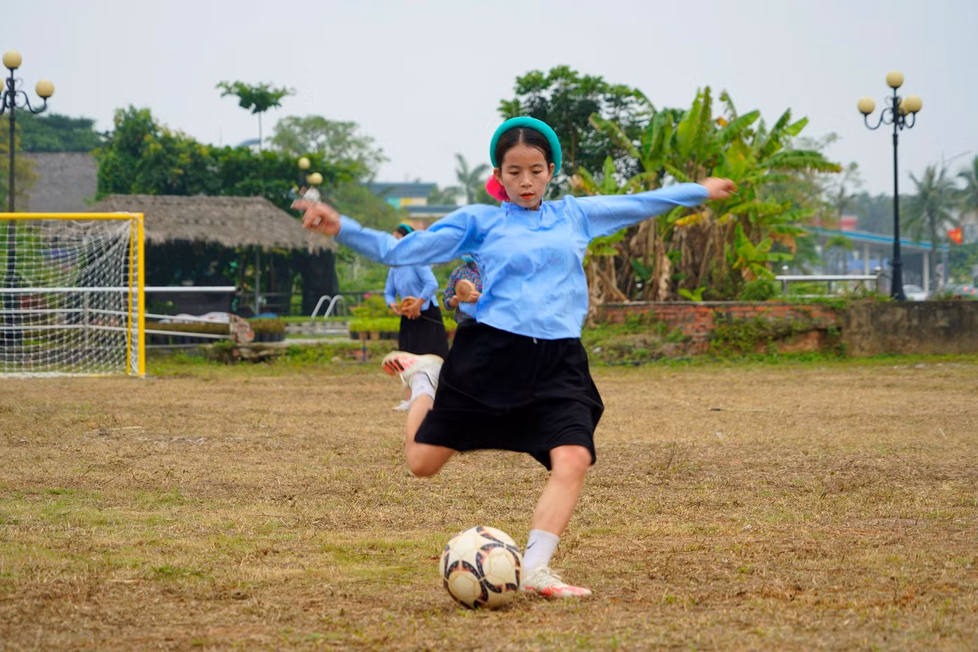 Các cô gái Sán Chỉ mặc váy đá bóng, hình ảnh thú vị chỉ có ở Bình Liêu, Quảng Ninh.