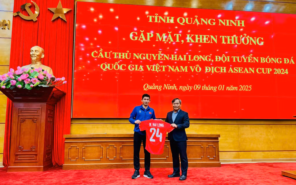 Tiền vệ Nguyễn Hai Long tặng chiếc áo đấu cho Bí thư Tỉnh uỷ Quảng Ninh Vũ Đại Thắng.