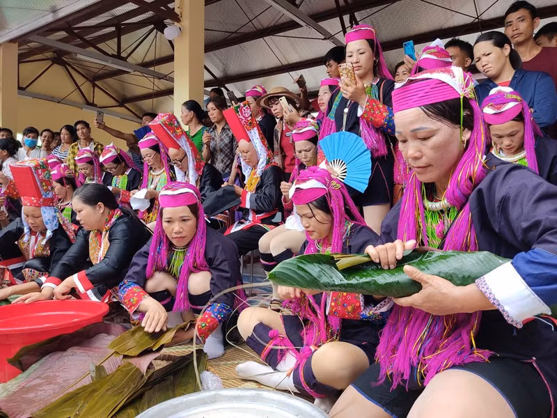 Phụ nữ dân tộc Dao tham gia thi gói bánh và thi thêu trang phục dân tộc tại Lễ hội văn hóa, thể thao dân tộc Dao xã Hà Lâu, huyện Tiên Yên, Quảng Ninh.