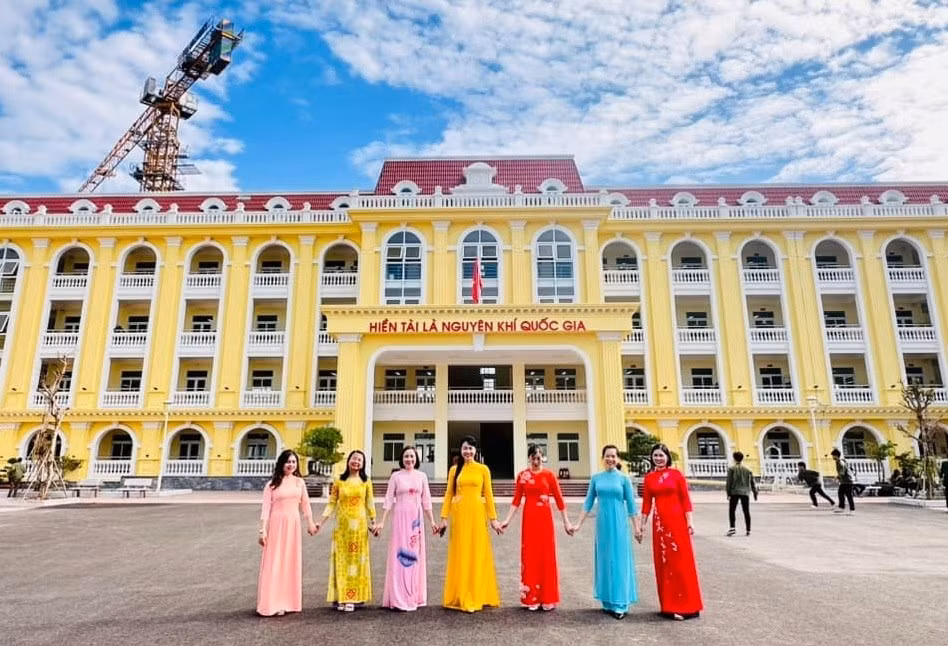 Trường THPT Ngô Quyền Hạ Long ra đời từ năm 1978, nơi nuôi dạy nhiều thế hệ con em thợ mỏ trưởng thành nay được đầu tư xây dựng khang trang.