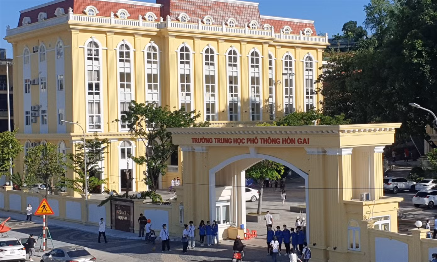 Trường THPT Hòn Gai, nơi đào tạo nhiều học sinh xuất sắc, đóng góp nhiều thành tích to lớn của ngành giáo dục tỉnh Quảng Ninh.