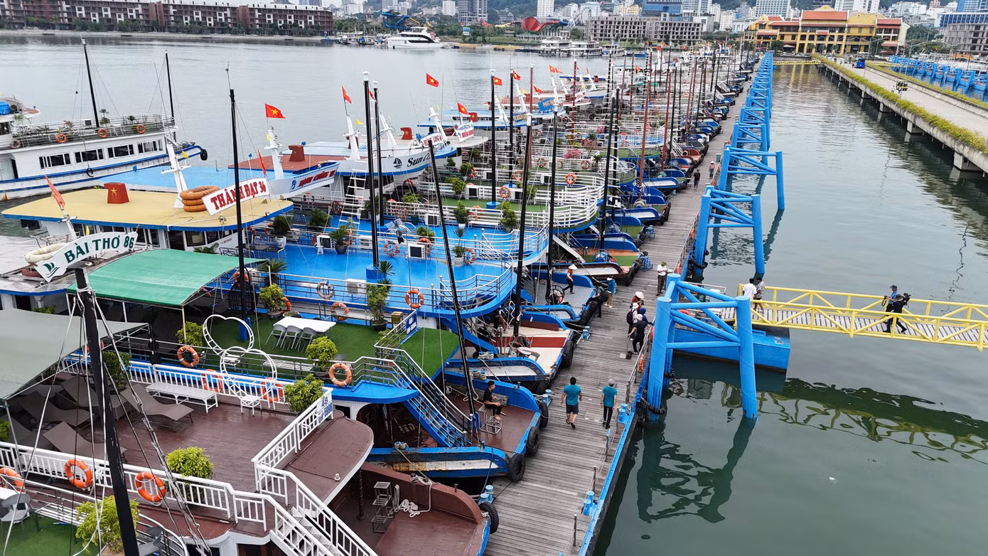 Thực đơn của đoàn du khách bao gồm 17 món, chủ yếu là các món chay. Được một nhà hàng nằm cách cảng tàu khoảng 6km do đầu bếp người Ấn Độ chế biến.
