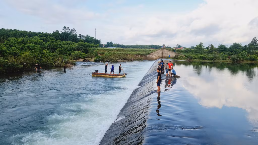 Đến sáng 22/5, 2 nạn nhân mất tích vẫn chưa được tìm thấy.