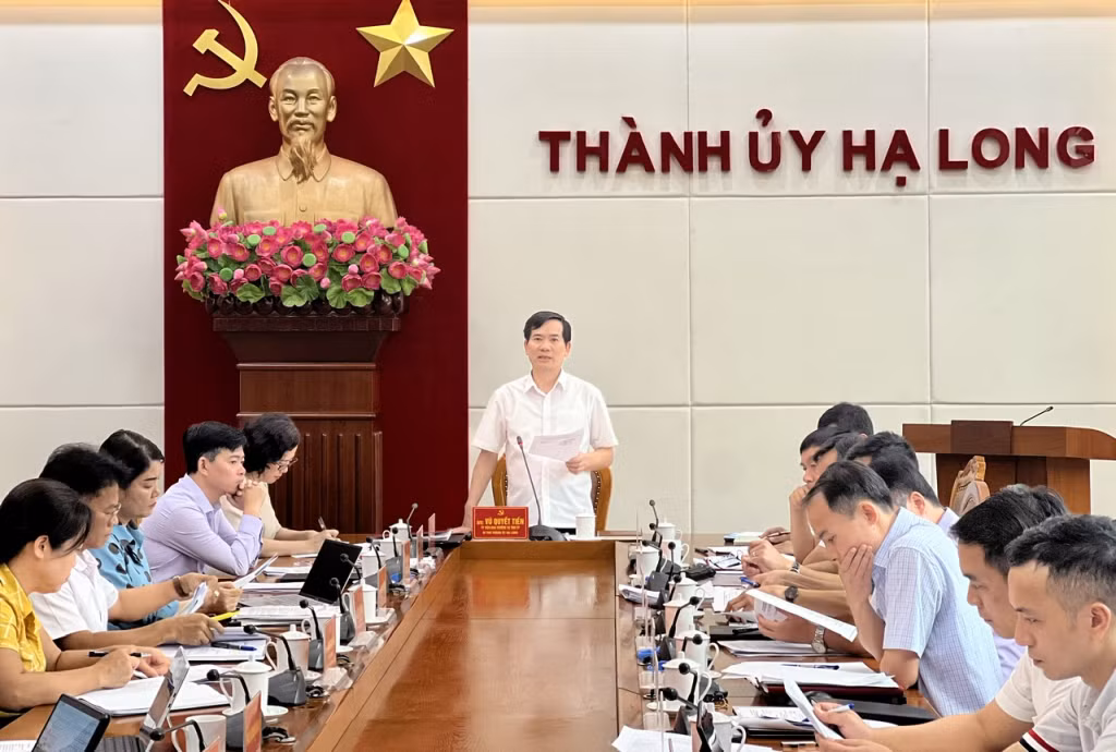 Ông Vũ Quyết Tiến - Bí thư Thành ủy Hạ Long, phát biểu chỉ đạo tại cuộc họp.