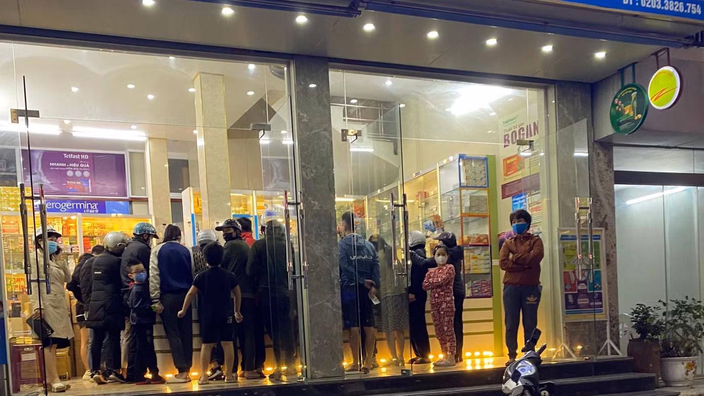 Từ đầu tháng 10 đến nay, Quảng Ninh đã có gần 700 ca mắc mới. Hiện dịch bùng phát và diễn biến khó lường tại nhiều địa phương, trong đó có TP.Hạ Long.