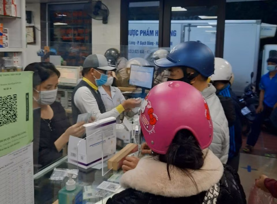Người dân nháo nhào đi mua kit test nhanh COVID-19 khi chính quyền thông báo phát hiện nhiều ca F0 là học sinh.