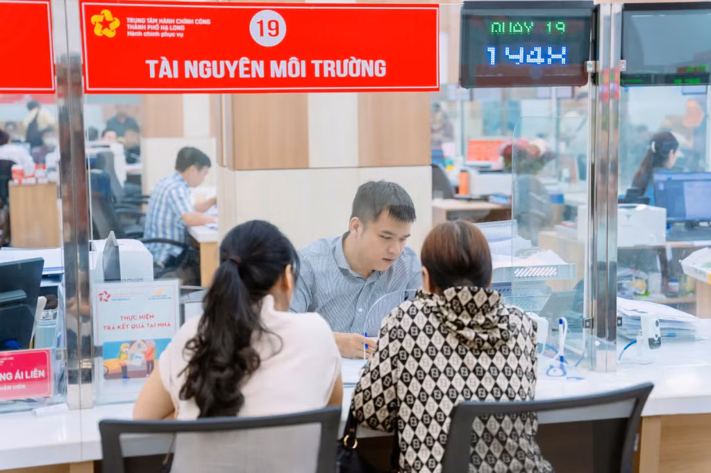 Người dân đăng ký thủ tục hành chính về đất đai tại Trung tâm Hành chính công TP Hạ Long. Ảnh: QMG.