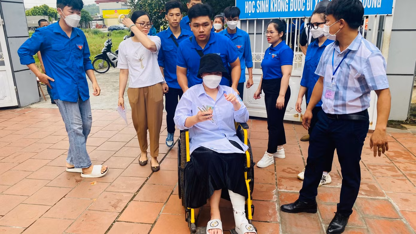 Kết thúc môn Ngữ Văn sáng nay, thí sinh T. T. H. lại được các bạn tình nguyện viên đón.