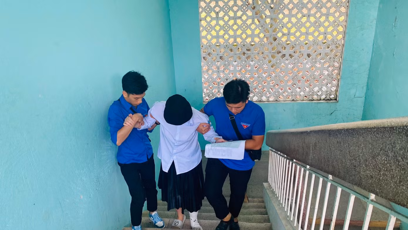 "Chân em vẫn còn đau nên không thể tự đi lên cầu thang. Nhờ các anh chị tình nguyện viên không quản khó khăn đã nhiệt tình giúp đỡ em di chuyển đến phòng thi kịp giờ. Các anh chị cũng hứa sẽ hỗ trợ em di chuyển trong tất cả các môn thi còn lại", thí sinh T. T. H, điểm thi trường THPT Nguyễn Bình, thị xã Đông Triều chia sẻ.