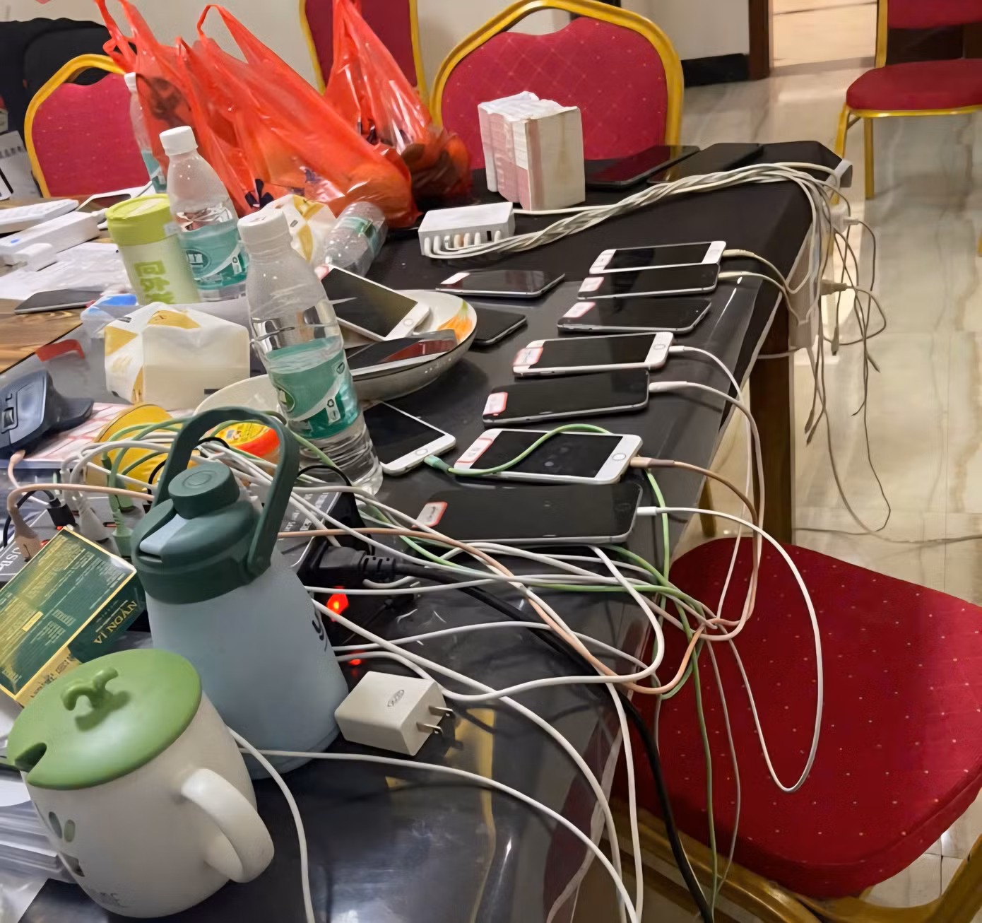 Mỗi phiên livestream, các đối tượng lừa đảo đều có sự phân công nhiệm vụ cho từng cá nhân để câu kéo, mời gọi nạn nhân chuyển tiền tham gia "đổ thạch".
