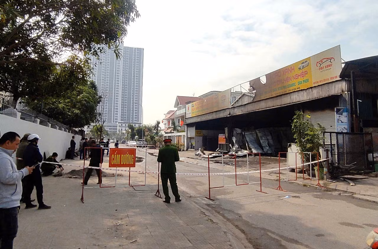 Rất may lực lượng chức năng sớm khống chế không để ngọn lửa cháy lan sang các khu vực lân cận.