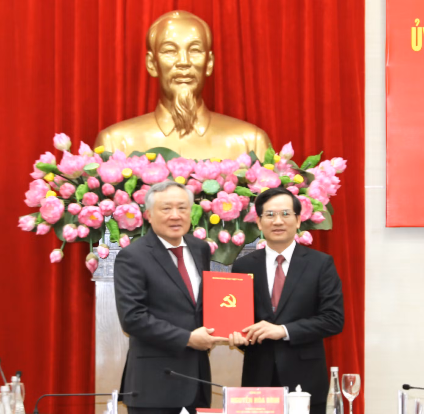 Phó Thủ tướng Thường trực Chính phủ Nguyễn Hòa Bình trao quyết định chuẩn y ông Vũ Quyết Tiến giữ chức vụ Phó Bí thư Tỉnh ủy Quảng Ninh nhiệm kỳ 2020-2025.