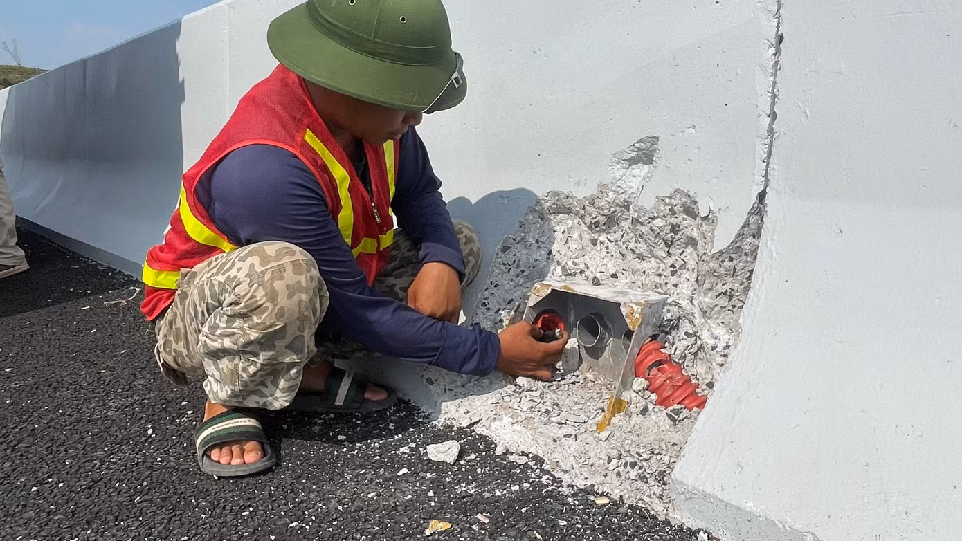 Hệ thống điện chiếu sáng trên tuyến cao tốc Vân Đồn - Móng Cái (Quảng Ninh) đang bị mất cắp.
