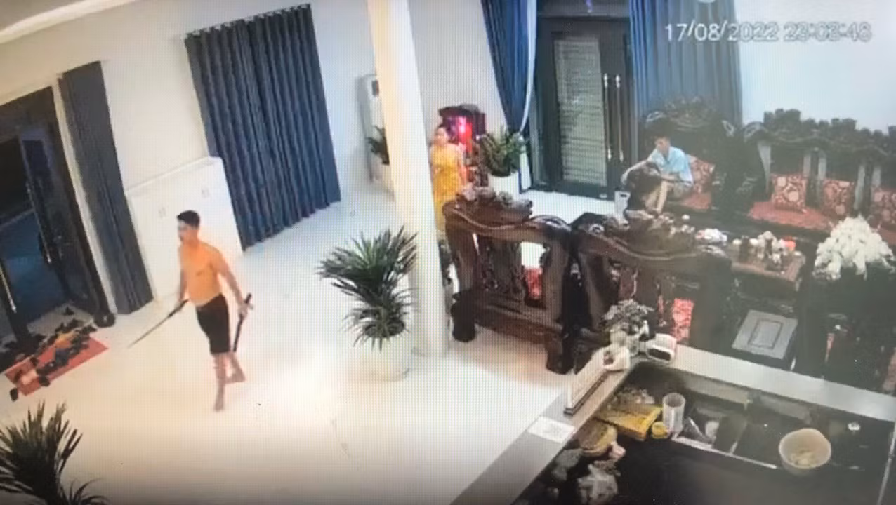 Ngày 17/8/2022, ông S. đã từng cầm dao kiếm xông vào nhà của ông Công và đe dọa gia đình ông. (Ảnh chụp từ camera gia đình ông Công).