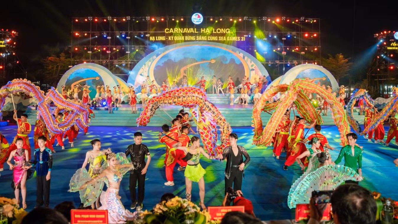 Carnaval Hạ Long được tổ chức thường niên vào dịp 30/4- 1/5.