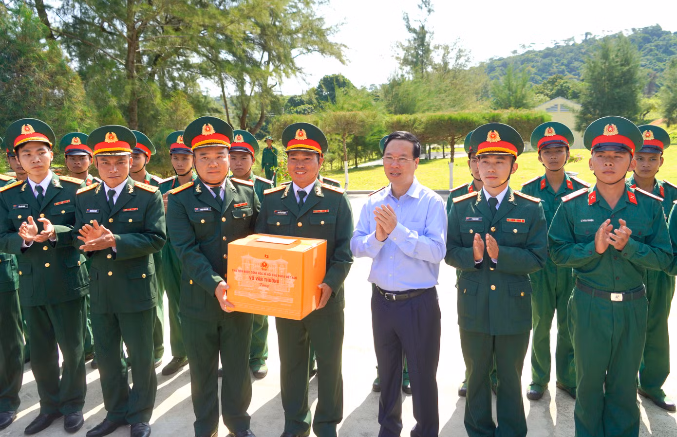 Chủ tịch nước Võ Văn Thưởng cũng tới thăm, tặng quà và động viên cán bộ, chiến sĩ Tiểu đoàn đảo Cô Tô. Chủ tịch nước ghi nhận và biểu dương sự nỗ lực, cố gắng của cán bộ, chiến sĩ trên đảo. Vượt qua mọi khó khăn, vất vả nơi đảo tiền tiêu, các lực lượng đã hoàn thành xuất sắc nhiệm vụ mà Đảng, Nhà nước giao phó; bảo vệ vững chắc chủ quyền biển đảo thiêng liêng của Tổ quốc.