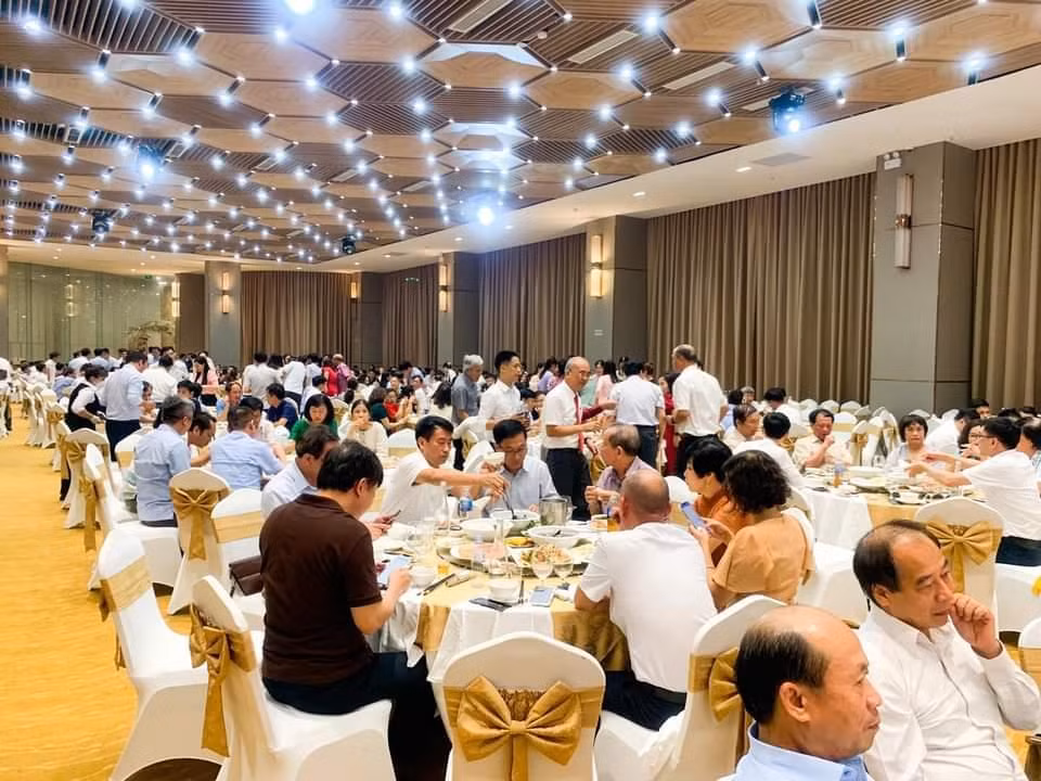 Bữa tiệc có sự góp mặt của các vị lãnh đạo tỉnh, nguyên lãnh đạo tỉnh và lãnh đạo sở ban ngành của Quảng Ninh.