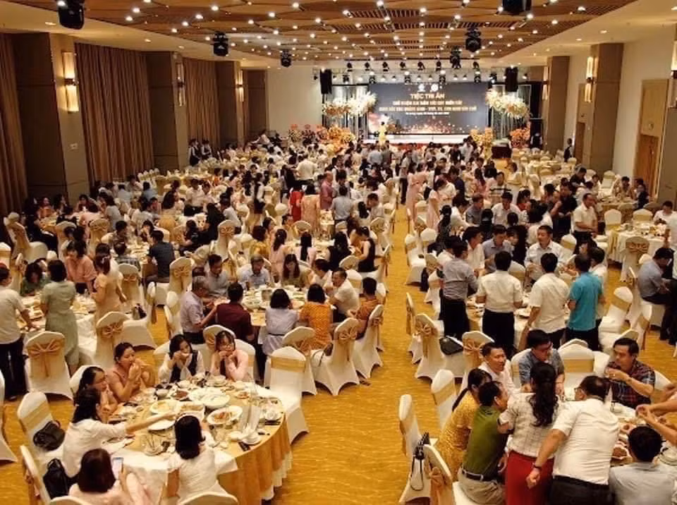 Hàng trăm người tham dự bữa tiệc chia tay ông Ninh Văn Chủ. Hàng trăm người tham dự bữa tiệc chia tay ông Ninh Văn Chủ.