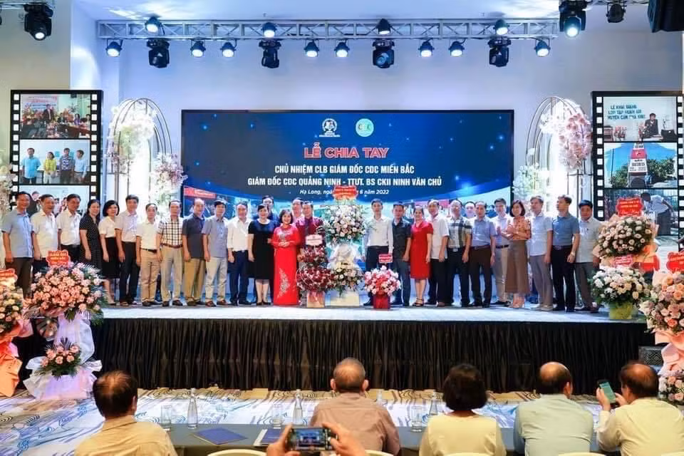 Lễ chia tay ông Ninh Văn Chủ trước khi về hưu tại khách sạn Paddington Hạ Long.