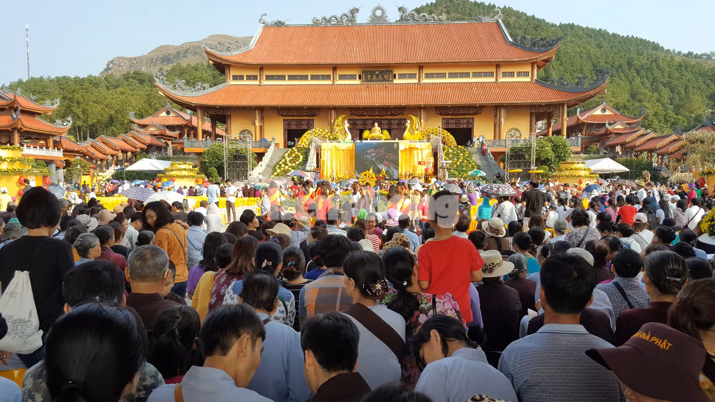 Yêu cầu chùa Ba Vàng báo cáo bổ sung công tác quản lý tiền công đức. Ảnh: Hoàng Dương.