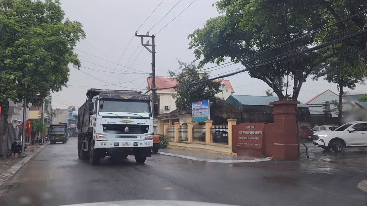 Đoàn xe hổ vồ ngang nhiên đi qua cổng UBND phường Hà Phong, TP Hạ Long.